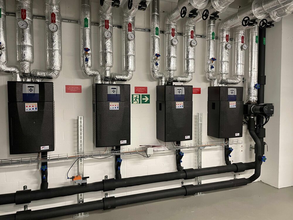 4 der 5 Frischwasserstationen in diesem Technikraum für Trinkwarmwasser, Fabrikat BMS-Energietechnik AG. (Foto: Peter Warthmann)